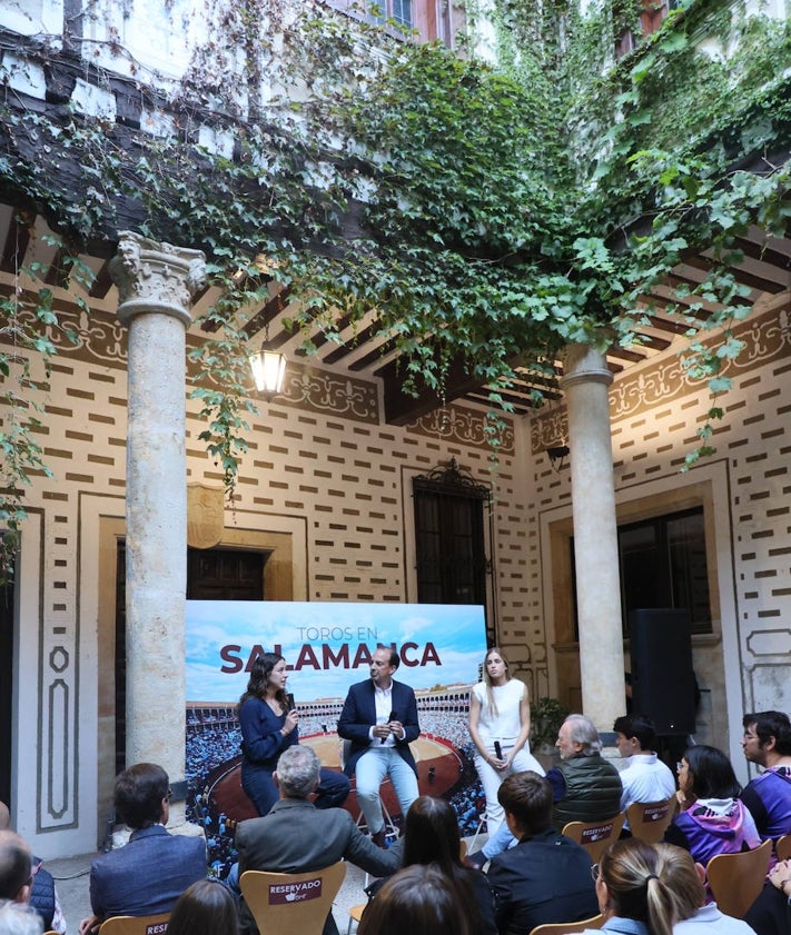 Imagen secundaria 2 - Tres momentos del encuentro de las novilleras que abren la Feria taurina con la afición de Salamanca.